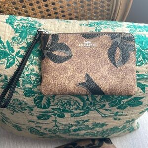 Coach Corner Zip Wristlet In Signature Canvas with Bow Print - Tan/Black *NWT*